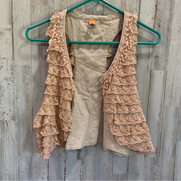 FARM Rio Lace Ruffle Top in Cream and Pink - Picture 1 of 9